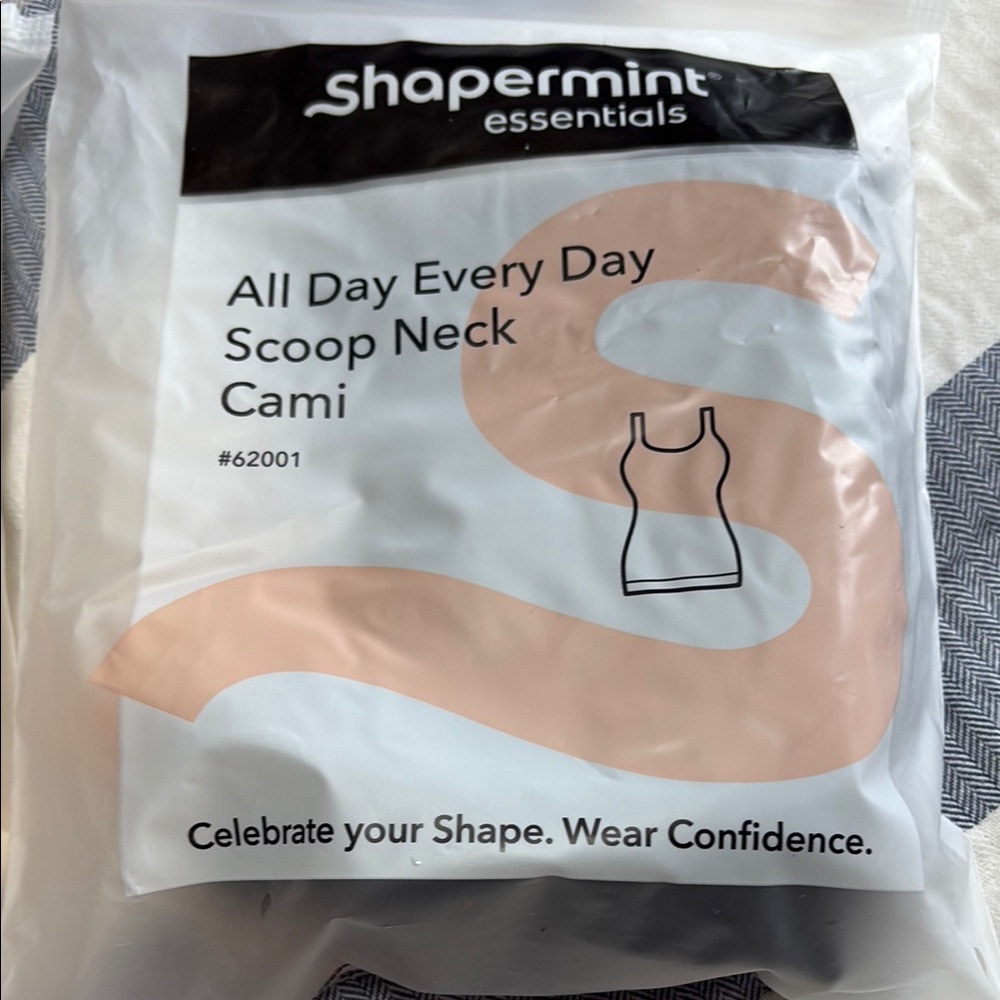 Shapermint Essentials Scoop Neck Cami - Black